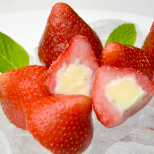 【送料無料!!】　業務用苺アイス　「新鮮な苺に練乳のアイスをたっぷり入れました!!」