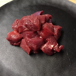 【小田原産】鹿モモ肉ぶつ切り　200gカレーシチューサイコロステーキ等に