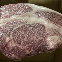 冬のメニューにいかがでしょうか!和牛リブロース!すき焼きしゃぶしゃぶ用に加工いたします!!